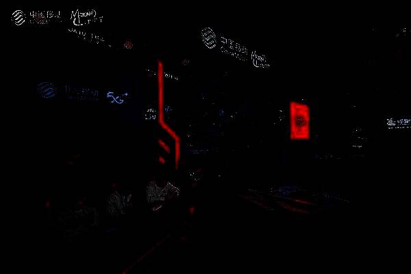 观众体验5GVR设备，沉浸式感受虚拟世界，展台人气爆棚