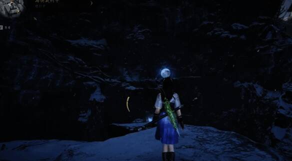 画面显示镜中世界的独特构造，光线折射带来视觉冲击