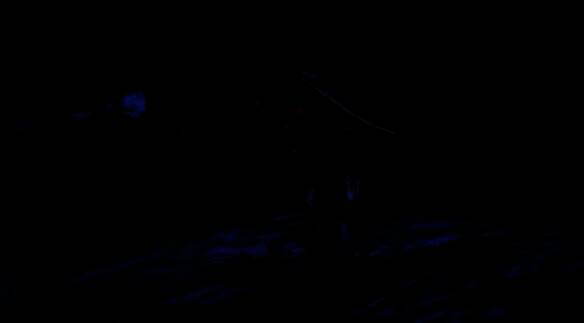 角色站在屋顶边缘，手中拿着一个卷轴类道具