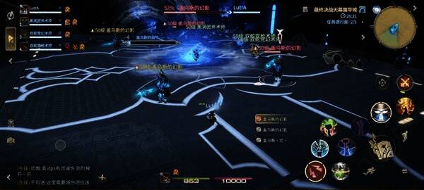 四名幻影围绕BOSS现身，玩家正奋力输出