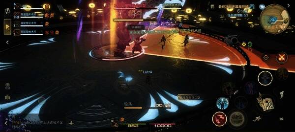 Boss挥动巨剑释放扇形攻击，地面前方呈现红色扇形预警区域