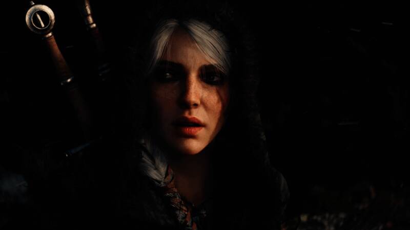 希里骑马穿越山谷，远处有雪山与雾气环绕