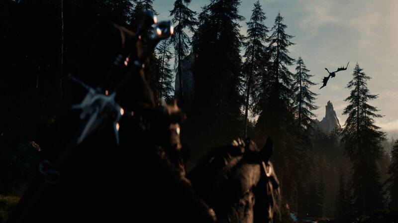 城市夜景，灯火通明，人群熙攘