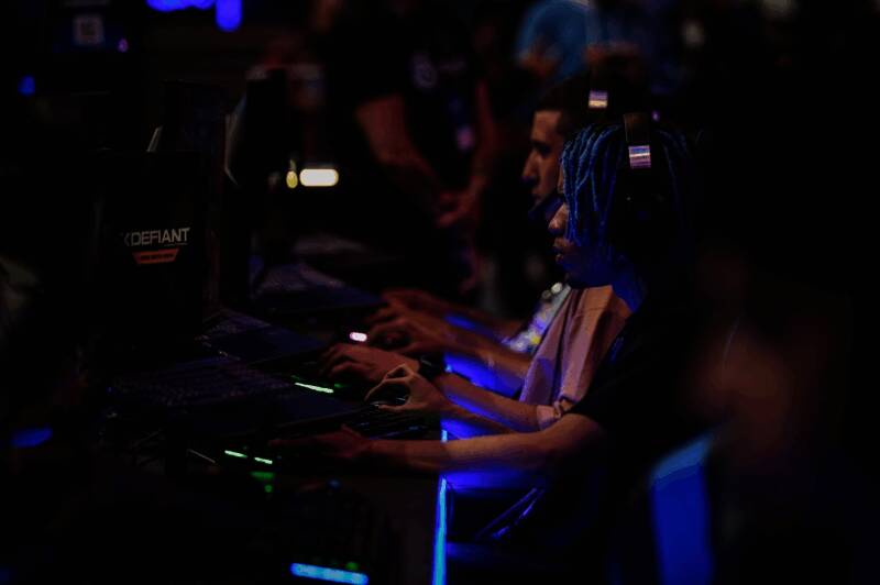 游戏宣传图展示激烈战斗场景，光影效果逼真，角色动作多样