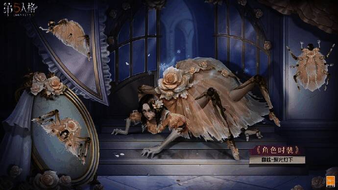 蜘蛛角色换装效果展示，身穿金色礼服，气质优雅动人