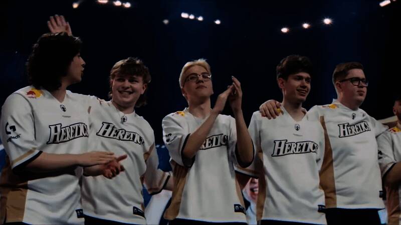 《无畏契约》回放功能界面示意图，支持多种视角切换与精彩片段剪辑