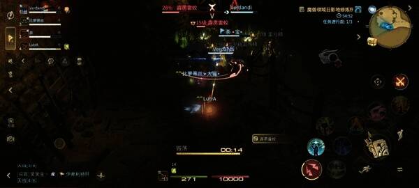 团队成员灵活走位躲避雷球攻击，保持阵型稳定输出