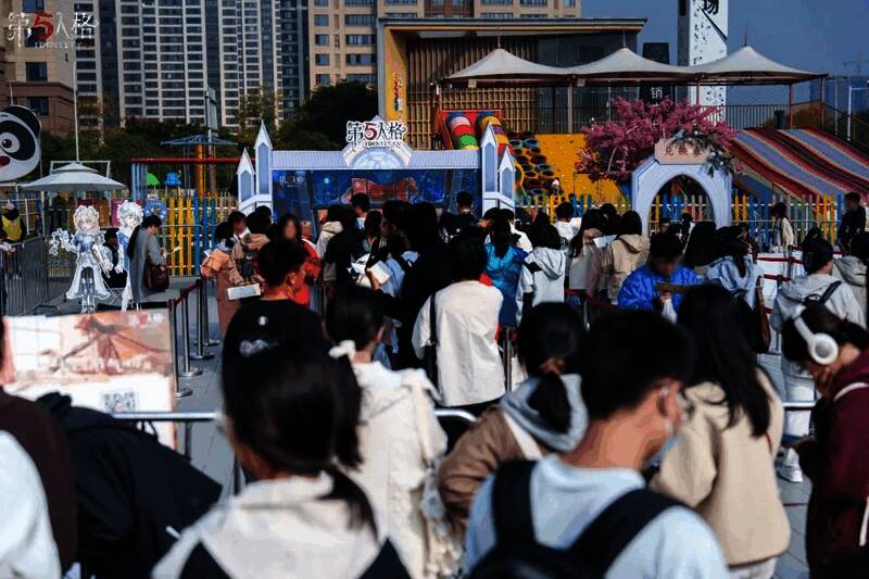 COSER扮演的游戏角色在现场与玩家互动交流