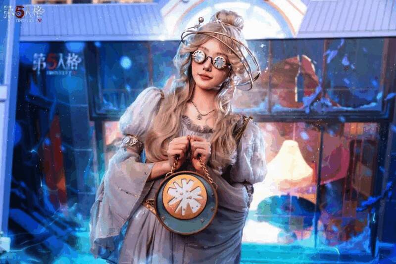 玩家与COSER合影，现场气氛热烈高涨