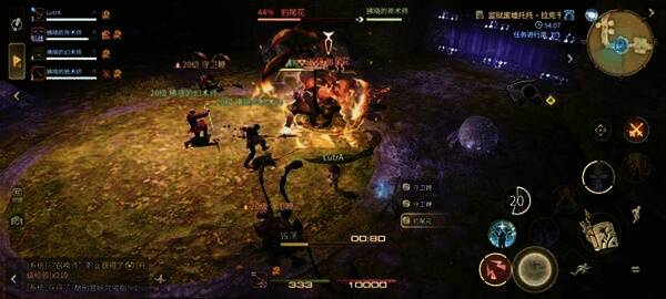 P2阶段分身出现，玩家需迅速辨别本体进行集火