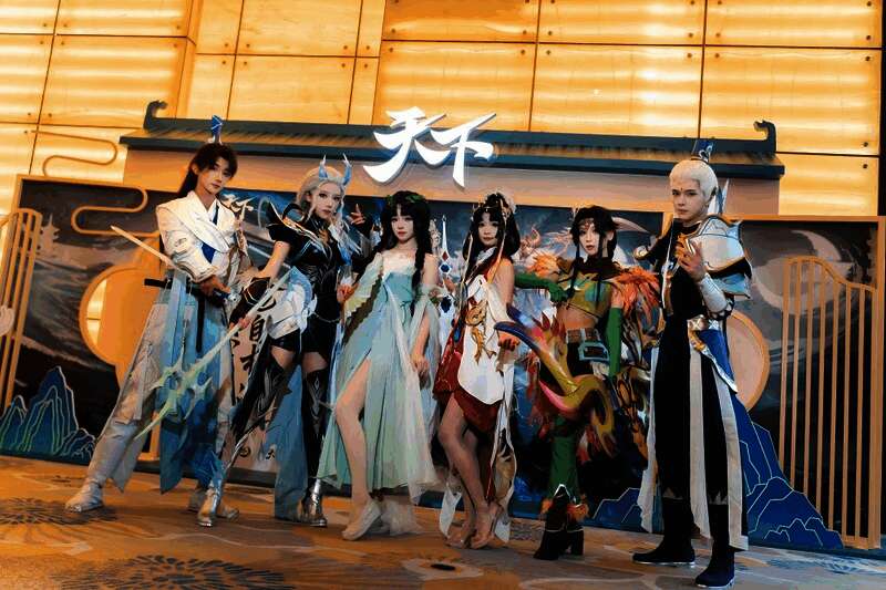 大屏播放游戏回顾视频，观众沉浸其中