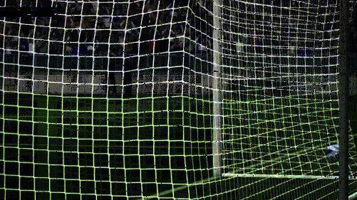 丹尼斯·劳在禁区外远射破门，展现出多样化的得分手段