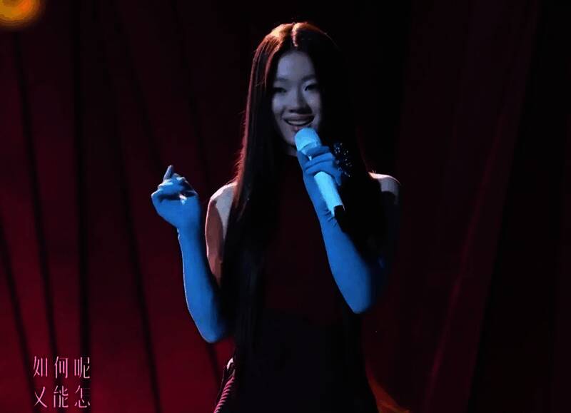 单依纯在《歌手2025》舞台上深情演唱画面
