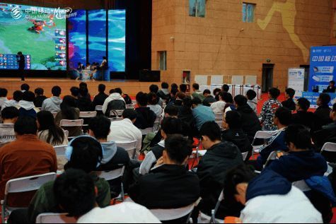 颁奖典礼现场，获奖战队合影留念，笑容灿烂