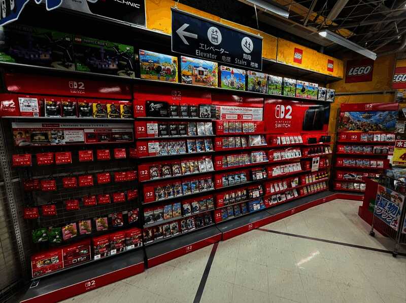 任天堂Switch 2主机外观展示图，银色机身搭配彩色手柄