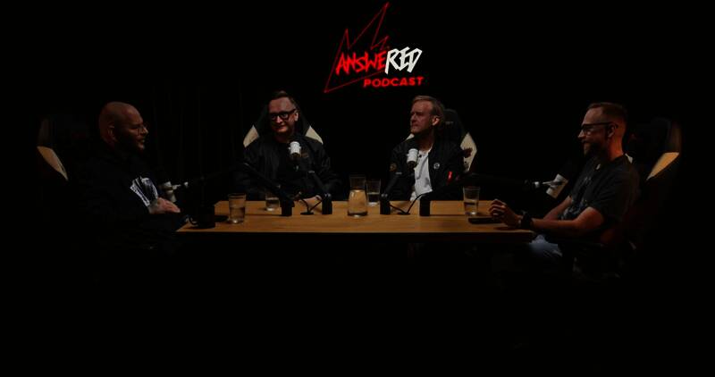 CDPR团队正在讨论《赛博朋克2》前期制作的画面，桌上堆满设计草图和概念稿