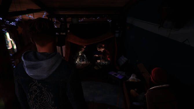 游戏中双胞胎兄弟在一间老旧屋内交谈，画面充满温暖又略带忧伤的氛围