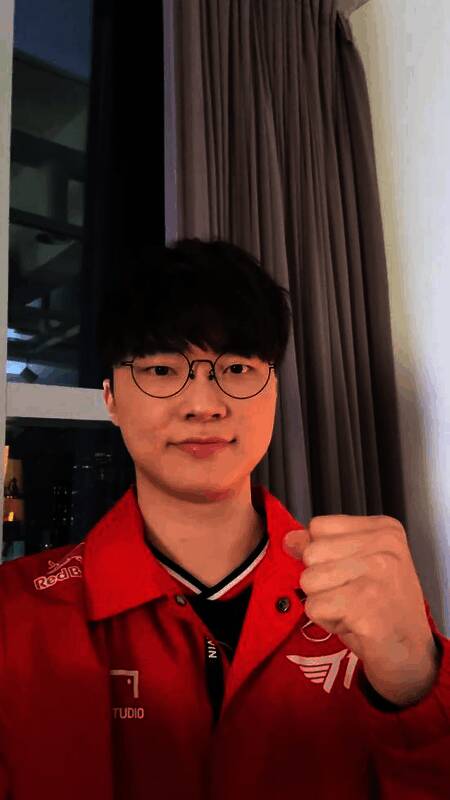 英雄联盟名人堂颁奖现场氛围热烈