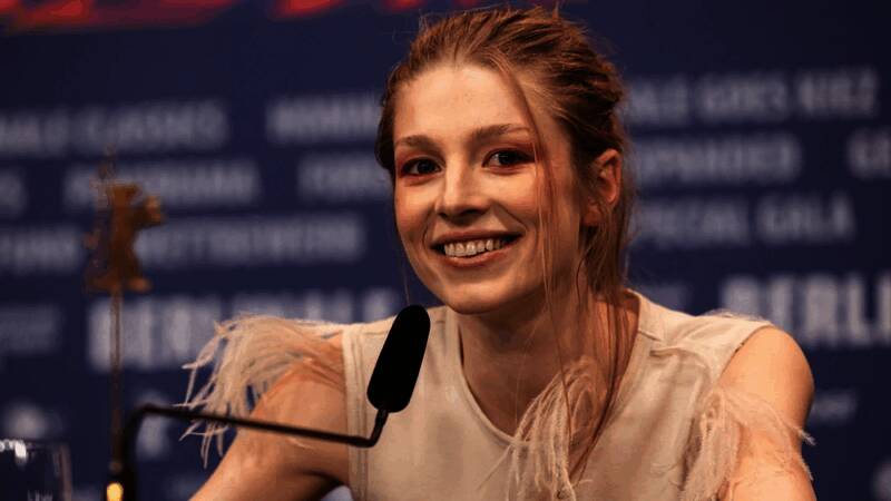 游戏粉丝围绕选角争议展开激烈讨论的社交媒体截图，评论区观点两极分化