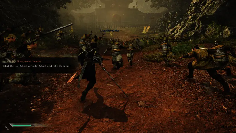 《真三国无双：起源》制作人庄知彦接受采访画面，背景为游戏战斗场景