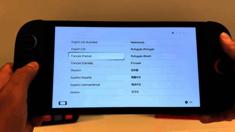 Volkov坐在桌前对着镜头讲解Switch2主机接口部分，背景为工作室环境
