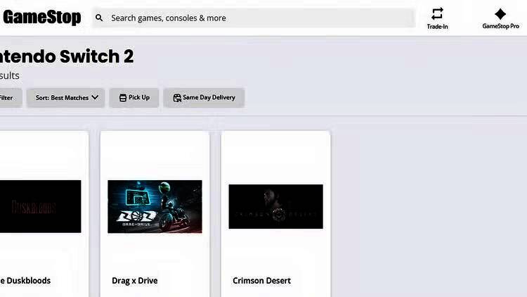 玩家在客厅使用Switch2游玩大作的场景，电视屏幕显示游戏画面，手柄握持在手中