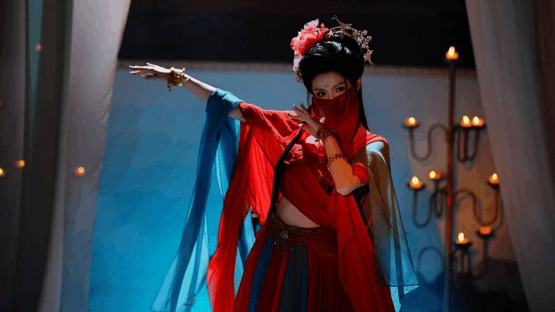 两位角色在月下对话，画面光影柔和，氛围浪漫