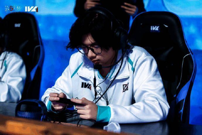 DOU5_Musk选手正面特写，眼神坚定，背景为比赛现场氛围