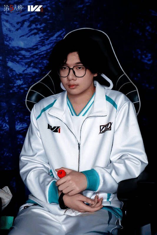 DOU5_Musk身着队服站在领奖台前微笑，背后是《第五人格》赛事标志