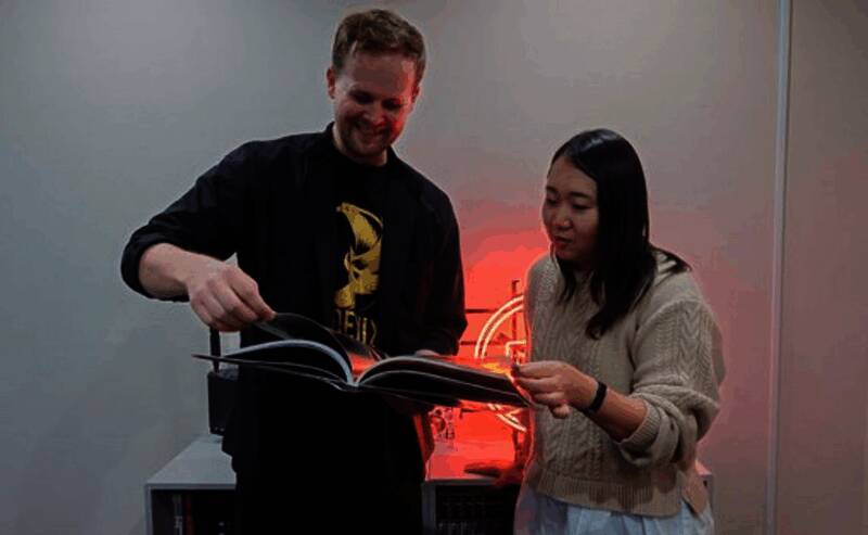 游戏角色战斗场景，展现吸血鬼杀手手持武器，准备攻击的画面