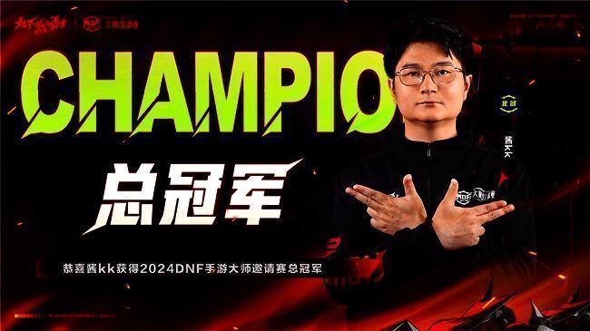 颁奖仪式上，三位获奖选手站上领奖台，手持奖杯笑容灿烂