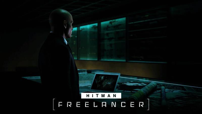 特工47身穿黑色风衣，在人群中悄然观察任务目标的场景