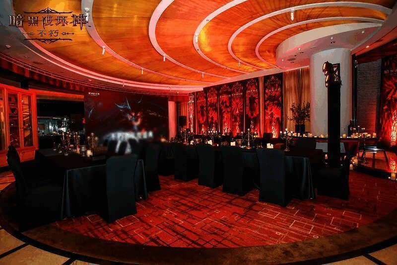 《暗黑破坏神：不朽》线下活动场地全景，充满中世纪风格布置