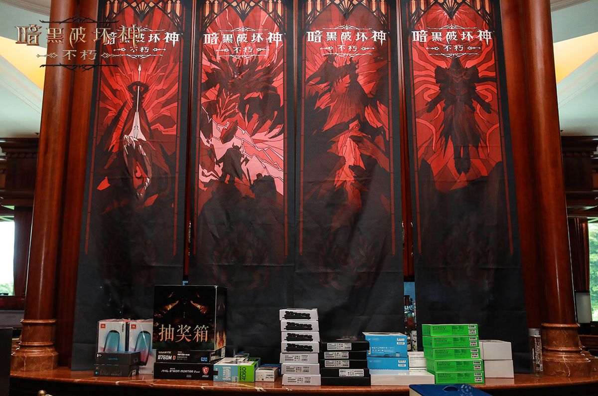 活动现场设有多个互动区域，包括台球区与投掷区等