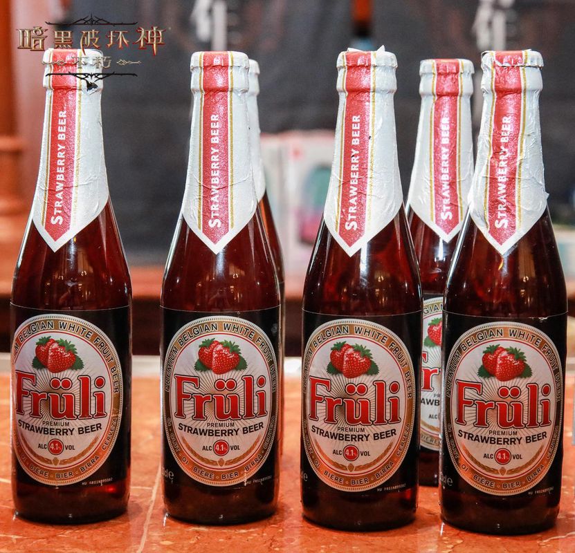 活动现场设有多个拍照打卡点，吸引众多玩家驻足留影