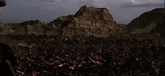 人类装甲部队与虫潮激烈交火的战场画面