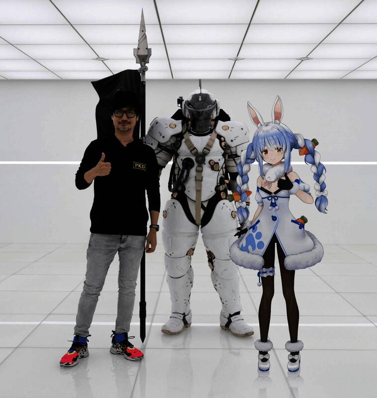 小岛秀夫与兔田佩克拉在小岛工作室合影，背景为《死亡搁浅》相关海报