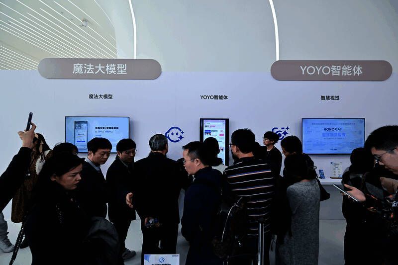 观众亲身体验YOYO智能助手，互动操作流畅自然