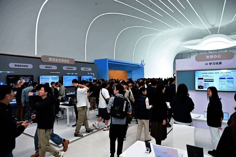 游戏玩家现场体验荣耀游戏中心新功能，沉浸感十足