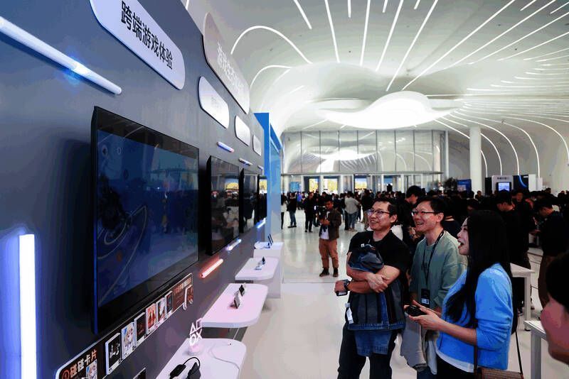 玩家使用手柄连接大屏设备体验跨端游戏，互动感极强