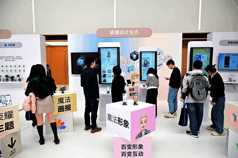 魔法画报展区吸引众多观众驻足，未来感十足