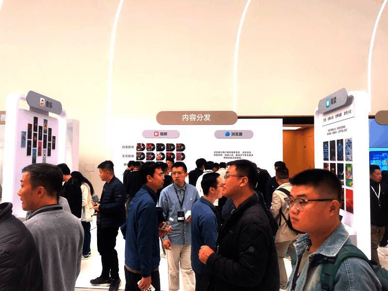 观众体验荣耀影音娱乐系统，沉浸于多感官盛宴