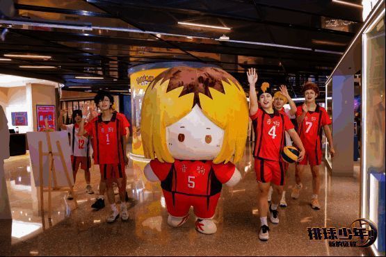 日向翔阳人偶与粉丝互动合影