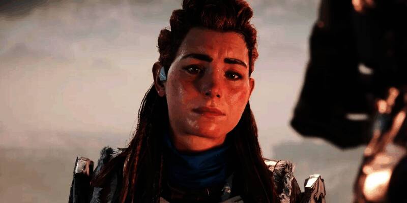 索尼PS5主机外观特写，展示其白色流线型设计与标志性LOGO