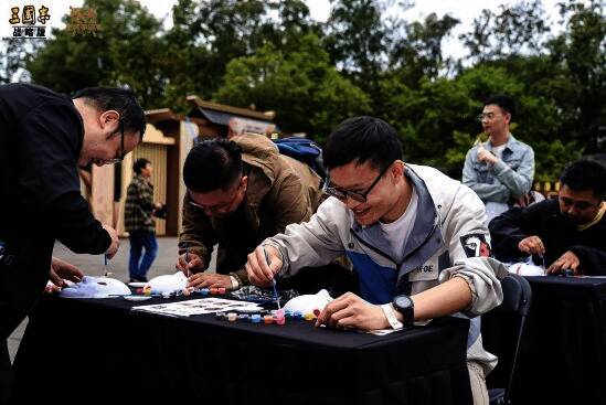 活动现场设置三国主题展区，观众体验传统民俗互动项目，现场氛围热烈