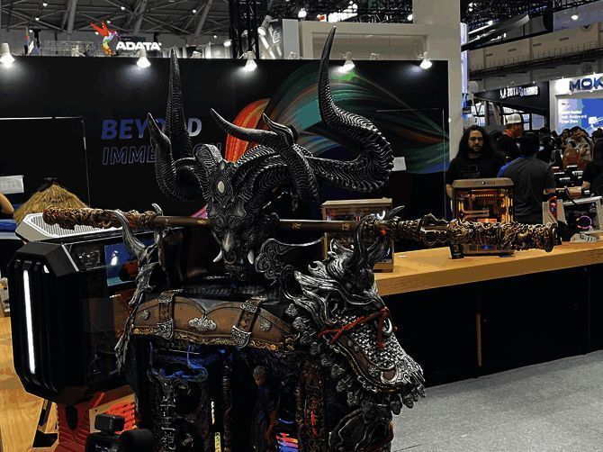 机箱正面雕刻精细，呈现出《黑神话》中角色与场景的浮雕效果