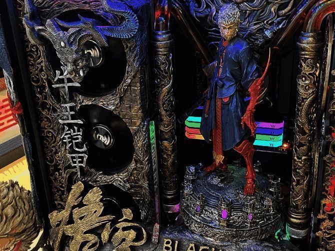 机箱内部灯光效果绚丽，营造出神秘而庄严的游戏氛围