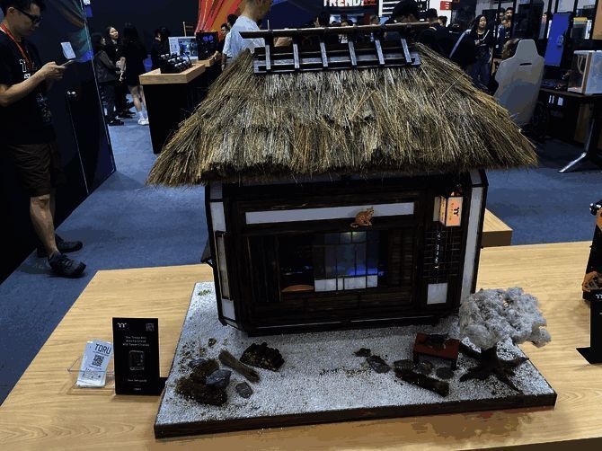 茅屋主题机箱外观精致，屋顶采用仿瓦片材质制作