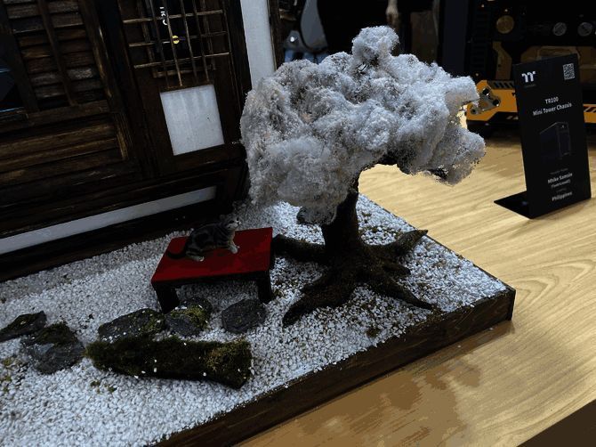 机箱前门可开启，内部空间布局合理且美观