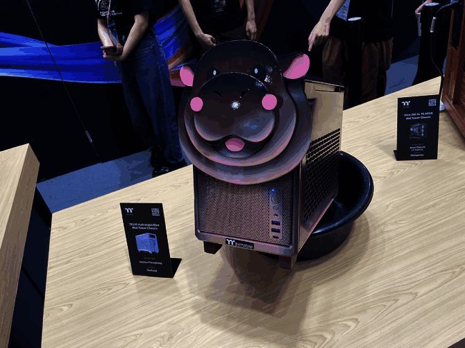 从上方俯视可见水盆中的灯光反射出梦幻般的色彩变化